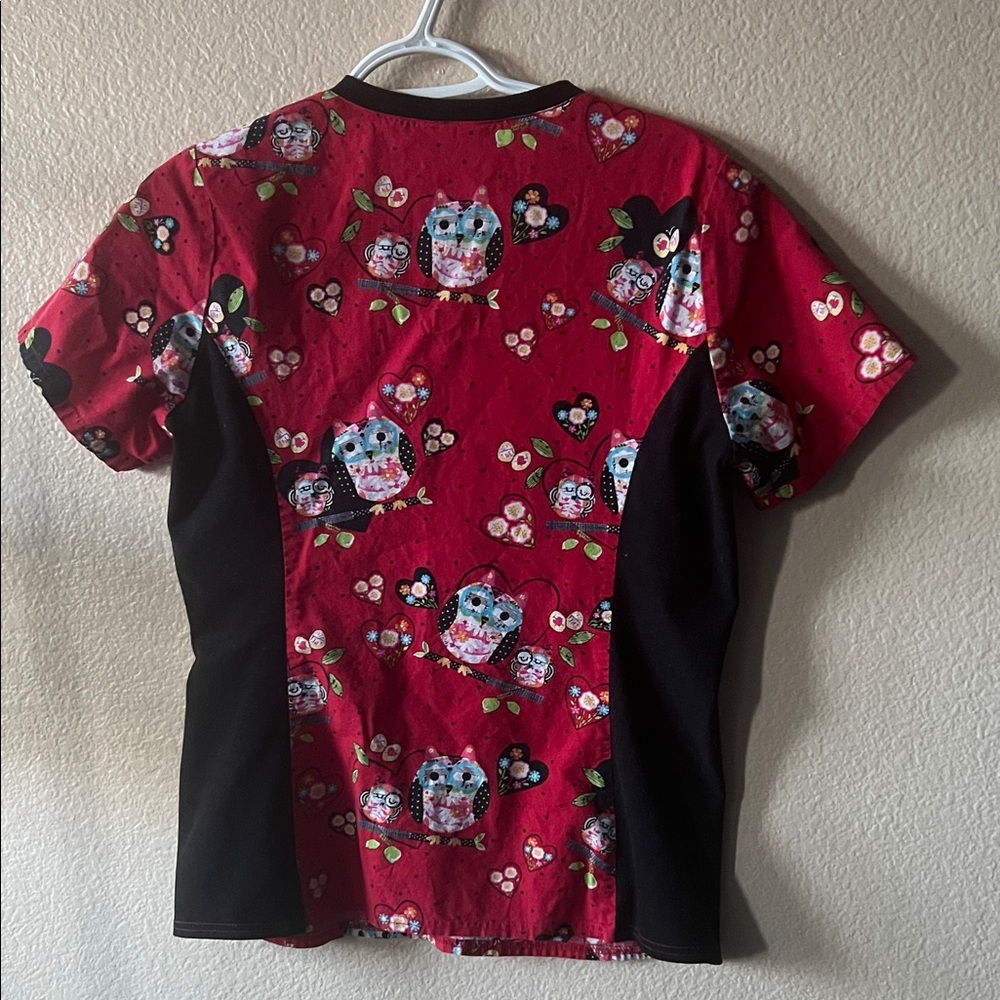 Cherokee Red Owl Pattern Scrub Top - Picture 4 of 4